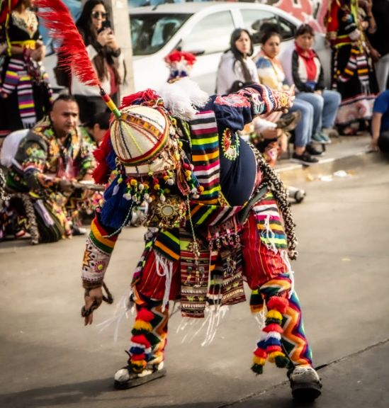 Bailarín de diablada en el Carnaval Sin Fronteras