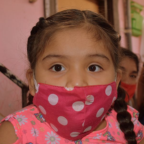 Niña con mascarilla de lunares