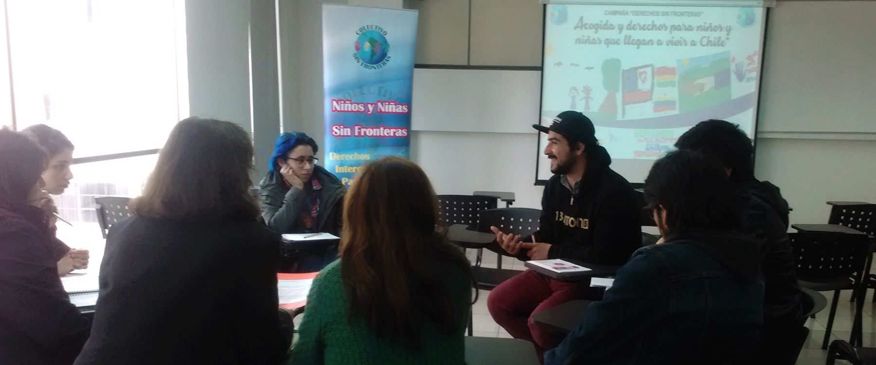 El equipo en un taller de formación en derechos, sentados en círculo
